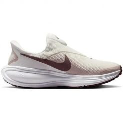 Buty do biegania damskie Nike Revolution 8 EasyOn. Białe buty do biegania Nike, bez wzorów, z materiału, bez zapięcia, do biegania, nike revolution. Za 459.00 zł.