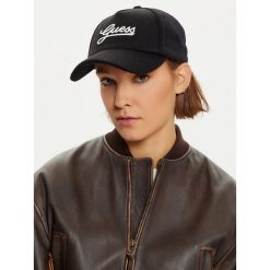Czapka z daszkiem Guess. Czarne czapki z daszkiem Guess, z aplikacjami. Za 99.99 zł.