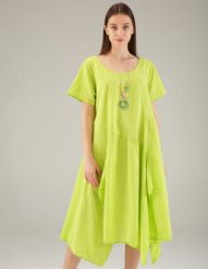 Sukienka limonkowa midi. Zielone sukienki Unisono, m, bez wzorów, z asymetrycznym kołnierzem, bez ramiączek, midi, asymetryczne. Za 149.00 zł.