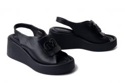 Artiker Relaks 58C2196 Czarny, sandały damskie. Czarne sandały Artiker Relaks, bez wzorów, ze skóry, bez obcasa, na koturnie, bez zapięcia. Za 304.90 zł.