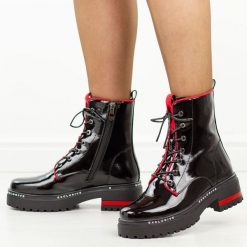 Czarne wyższe lakierowane botki damskie Filippo Dbt3108/26. Czarne botki Filippo, bez wzorów, z dzianiny, eleganckie, z okrągłym noskiem, bez obcasa, bez zapięcia. Za 329.00 zł.