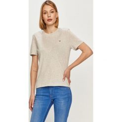 Tommy Jeans - T-shirt DW0DW09198.4891. Szare t-shirty Tommy Jeans, z aplikacjami, z bawełny, bez kołnierzyka, bez ramiączek. W wyprzedaży za 78.99 zł.