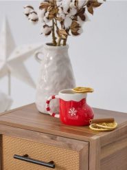 Ceramiczny kubek z uchem w kształcie skarpety - czerwony. Czerwone skarpetki Sinsay, bez wzorów. Za 15.99 zł.