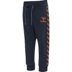 Dziecięcy strój do biegania Hummel Puk. Czarne szorty Hummel, bez wzorów, sportowe. Za 165.50 zł.
