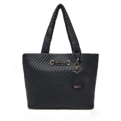 Torebka Guess. Czarne torebki klasyczne Guess, z aplikacjami, klasyczne, bez dodatków. Za 399.99 zł.