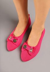 Różowe Balerinki z Kokardą i Metalicznymi Ozdobami Litelline. Czerwone baleriny Born2be, z aplikacjami, eleganckie, bez obcasa, bez zapięcia. Za 49.99 zł.