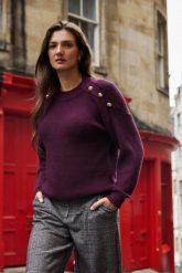 Sweter z ozdobymi guzikami burgundowy. Czerwone swetry MOODO, l, bez wzorów, z poliamidu, bez ramiączek. Za 139.99 zł.