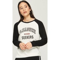 Bluza z reglanowymi rękawami - Kremowy. Bluzy marki Sinsay. W wyprzedaży za 19.99 zł.