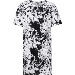 Sukienka shirtowa z batikowym nadrukiem, z bawełny organicznej. Białe sukienki bonprix, bez wzorów, z bawełny, bez kołnierzyka, bez ramiączek. Za 69.99 zł.