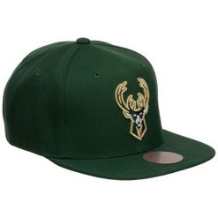 Czapka z daszkiem do koszykówki Mitchell Snapback Milwaukee zielona. Zielone czapki z daszkiem Mitchell & Ness, bez wzorów, sportowe. Za 149.00 zł.