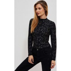 Bluzka z printem. Bluzki MOODO, l, bez wzorów, z elastanu, bez kołnierzyka, bez ramiączek. Za 69.99 zł.