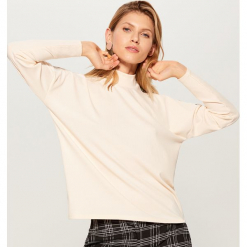 Golf z prążkowanej dzianiny - Kremowy. Swetry marki Mohito. W wyprzedaży za 39.99 zł.