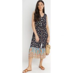 Granatowa Sukienka z Wiskozy Femina. Niebieskie sukienki Born2be, l, bez wzorów, z wiskozy, boho, bez kołnierzyka, bez ramiączek, maxi, kopertowe. W wyprzedaży za 55.99 zł.