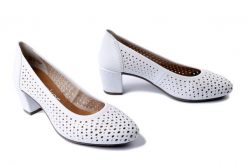 RIEKER 41057-80 white, czółenka damskie. Białe czółenka Rieker, na lato, bez wzorów, bez obcasa, na obcasie, bez zapięcia. Za 217.43 zł.