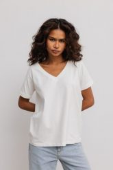 T shirt z dekoltem w kształcie V w kolorze ECRU- V NECK-L. Białe t-shirty Marsala, l, bez wzorów, z bawełny, eleganckie, bez kołnierzyka, bez ramiączek. Za 79.90 zł.