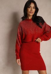 Bordowy Komplet z Wiskozy Sweter Ozdobiony Cyrkoniami i Prążkowana Spódnica Emelessa. Czerwone swetry Renee, bez wzorów, prążkowane, eleganckie, bez ramiączek. W wyprzedaży za 135.99 zł.