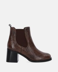 BRĄZOWE SZTYBLETY Z LAKIEROWANEJ SKÓRY 105204 1185 V MA. Brązowe botki Venezia, bez wzorów, ze skóry, bez obcasa, bez zapięcia. Za 259.00 zł.