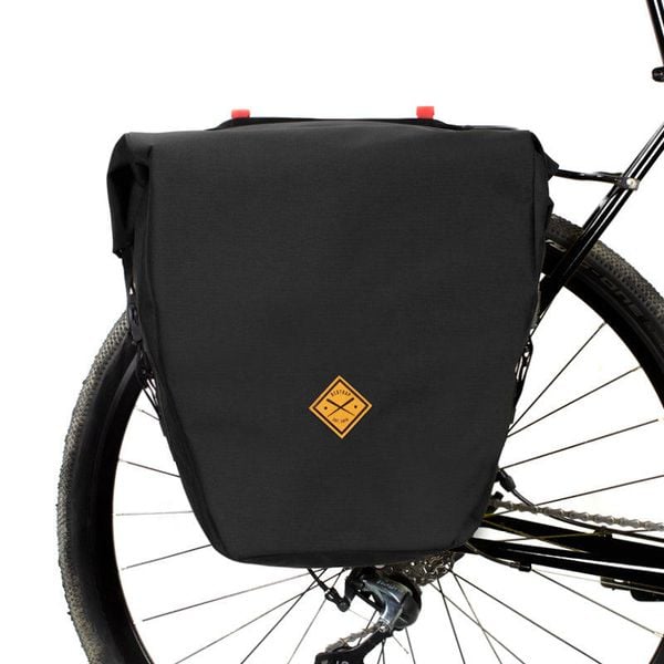 Torba rowerowa Pannier Large w kolorze czarnym RESTRAP. Czarne torby na laptopa RESTRAP, bez wzorów, z materiału. Za 632.50 zł.