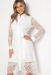 Biała Koszulowa Rozkloszowana Sukienka Midi z Paskiem i Ozdobną Koronką oraz Guzikami Casuva. Białe sukienki Born2be, na imprezę, m, bez wzorów, z bawełny, eleganckie, bez kołnierzyka, bez ramiączek, midi, koszulowe. W wyprzedaży za 84.99 zł.