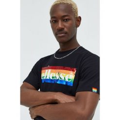 Ellesse t-shirt bawełniany Rainbow pack kolor czarny z aplikacją. Czarne t-shirty Ellesse, l, z aplikacjami, z bawełny, bez kołnierzyka, bez ramiączek. W wyprzedaży za 129.99 zł.
