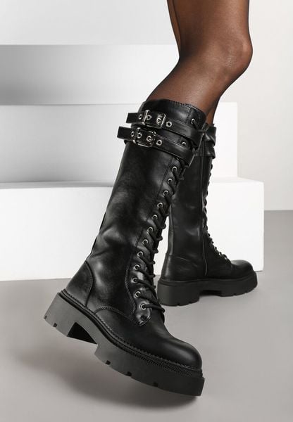 Czarne Kozaki Workery na Grubej Podeszwie Ozdobione Klamrami i Sznurowaniem Aflorentia. Czarne kozaki Born2be, bez wzorów, z jeansu, bez obcasa, na płaskiej podeszwie, bez zapięcia. Za 189.99 zł.