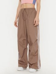 Adidas Spodnie dresowe 3-Stripes JD3126 Beżowy Loose Fit. Brązowe spodnie dresowe adidas, bez wzorów, z dresówki. Za 209.99 zł.