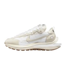 Buty do chodzenia dla dorosłych Nike Vaporwaffle Sacai Sail Gum. Białe buty sportowe lifestyle Nike, bez wzorów, bez zapięcia, trekkingowe. W wyprzedaży za 2,639.55 zł.