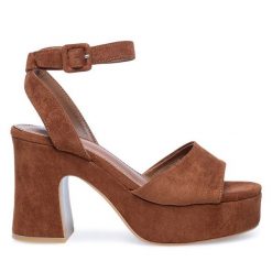 Sandały DeeZee. Brązowe sandały DeeZee, bez wzorów, bez obcasa, na słupku, bez zapięcia. Za 139.99 zł.