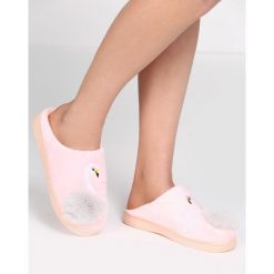 Jasnoróżowe Kapcie Mind. Kapcie marki Born2be. Za 39.99 zł.
