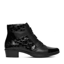 Botki Rieker. Czarne botki Rieker, bez wzorów, bez obcasa, na słupku, bez zapięcia. Za 389.99 zł.