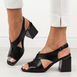 Czarne sandały damskie na słupku Vinceza 62111. Czarne sandały VINCEZA, z aplikacjami, ze skóry, eleganckie, bez obcasa, na słupku, bez zapięcia. Za 149.00 zł.