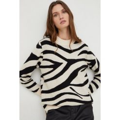 Answear Lab sweter damski kolor beżowy ciepły. Brązowe swetry Answear Lab, l, bez wzorów, z dzianiny, bez ramiączek. Za 199.99 zł.