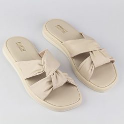 Beżowe skórzane klapki damskie Belwest 8070. Brązowe klapki Suzana, bez wzorów, ze skóry, eleganckie, bez obcasa, bez zapięcia. Za 169.00 zł.