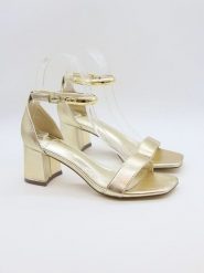 Bellucci Sandały w kolorze złotym rozmiar: 39. Żółte sandały Bellucci, bez wzorów, z otwartym noskiem, bez obcasa, na koturnie, bez zapięcia. Za 100.99 zł.