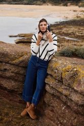 Sweter z kontrastowym wzorem biały. Białe swetry MOODO, l, bez wzorów, z poliamidu, bez ramiączek. Za 149.99 zł.