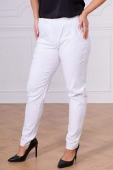 Klasyczne białe spodnie Nita ze zwężoną nogawką PLUS SIZE XXL. Białe spodnie materiałowe Nasi partnerzy, bez wzorów, z elastanu, biznesowe, krótkie. Za 159.90 zł.