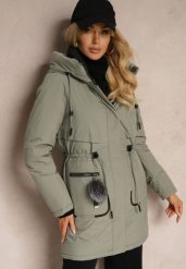 Zielona Kurtka Parka ze Ściągaczami w Talii i Kapturem Zdobiona Zawieszką Zeriena. Zielone kurtki Renee, l, z aplikacjami, z jeansu, eleganckie. W wyprzedaży za 279.99 zł.