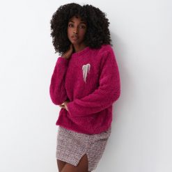Sweter z broszką - Różowy. Czerwone swetry Mohito, l, bez wzorów, bez ramiączek. W wyprzedaży za 99.99 zł.