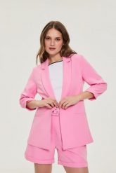 Marynarka z rękawami 3/4 różowa. Czerwone marynarki i żakiety MOODO, l, bez wzorów, z elastanu, bez ramiączek. Za 149.99 zł.