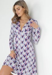 Jasnofioletowa Sukienka Rozkloszowana w Geometryczny Print Glorymas. Fioletowe sukienki Born2be, s, bez wzorów, bez kołnierzyka, bez ramiączek, mini, rozkloszowane. W wyprzedaży za 33.99 zł.