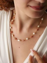 L'Atelier de Gaia Pozłacany naszyjnik z elementami ozdobnymi - dł. 43 cm rozmiar: onesize. Białe naszyjniki L'Atelier de Gaia, z materiału, z perłą, pozłacane. Za 87.40 zł.