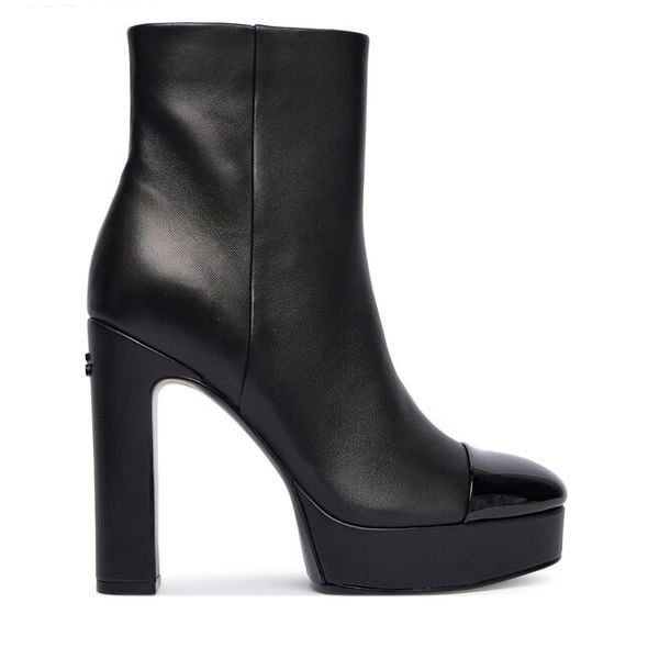 Botki Guess. Czarne botki Guess, z aplikacjami, bez obcasa, na słupku, bez zapięcia. Za 969.99 zł.