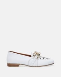 BIAŁE MOKASYNY Z ŁAŃCUCHEM 28458 WHITE. Białe mokasyny Venezia, bez wzorów, ze skóry. Za 299.00 zł.