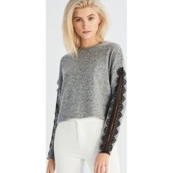 Krótki sweter z koronką - Jasny szar. Swetry marki Sinsay. W wyprzedaży za 29.99 zł.