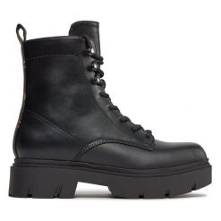 Trapery Guess. Czarne traperki Guess, z aplikacjami, bez obcasa, bez zapięcia. Za 819.99 zł.