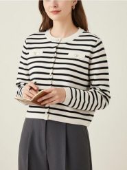 Akrylowy kardigan z kieszeniami piersiowymi - czarny. Czarne swetry Sinsay, l, bez wzorów, bez ramiączek. Za 49.99 zł.