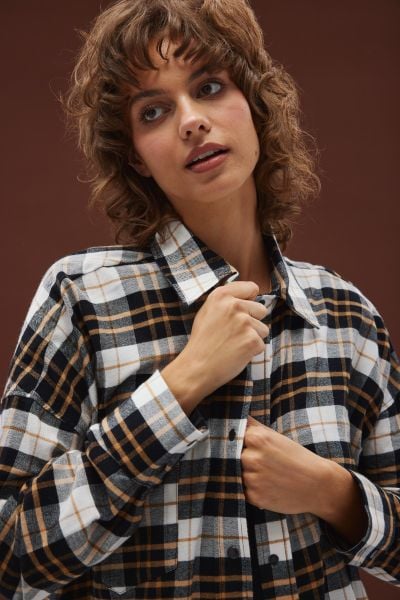 Koszula typu oversize w kratę CZARNO BEŻOWĄ - RENO-M/L. Brązowe koszule Marsala, l, bez wzorów, z bawełny, klasyczne, bez kołnierzyka, bez ramiączek. Za 329.90 zł.