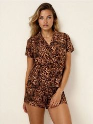 Wiskozowa piżama z szortami ze wzorem zwierzęcym - wielobarwny. Piżamy Sinsay, l, bez wzorów, z wiskozy, bez kołnierzyka, bez ramiączek. Za 49.99 zł.