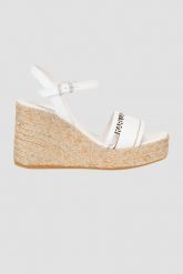 KARL LAGERFELD Białe sandały Gable. Białe sandały KARL LAGERFELD, bez wzorów, bez obcasa, bez zapięcia. W wyprzedaży za 699.99 zł.
