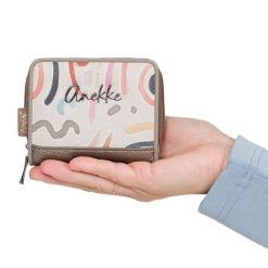 Portfel damski Anekke, z efektownym nadrukiem i metalowym logo zapinany na suwak wyposażony w przegrody na karty kieszeń na monety, brązowy, 42749-90. Brązowe portfele Anekke, bez wzorów. Za 129.00 zł.